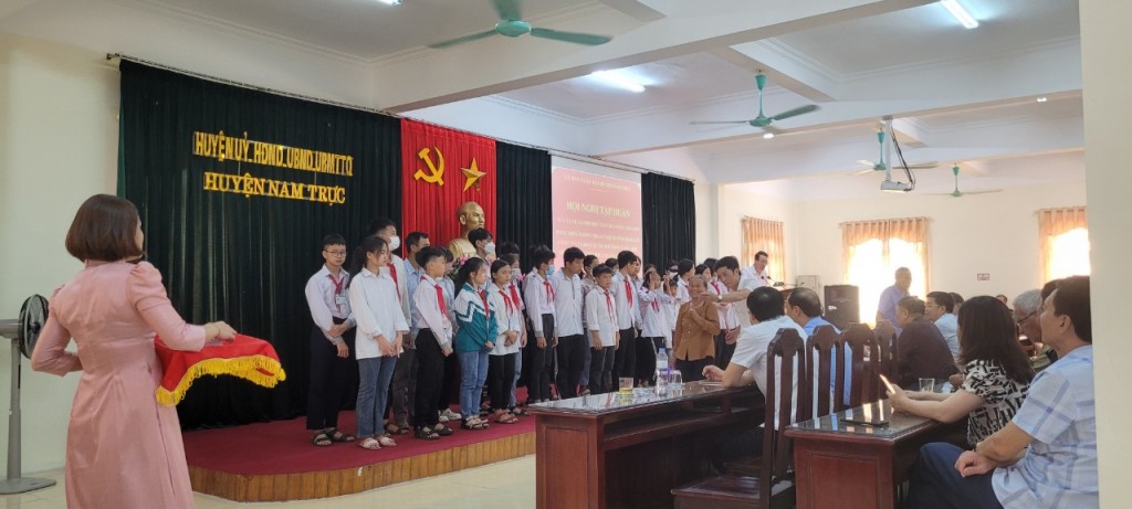 HS LÊ THANH THUÝ NHẬN HỌC BỔNG